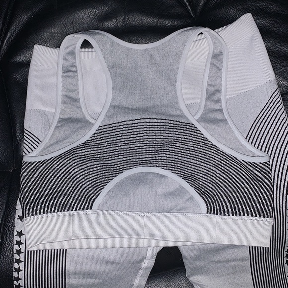 Fabletics gray and black set size large capri length leggings with sports bra - Picture 3 of 4